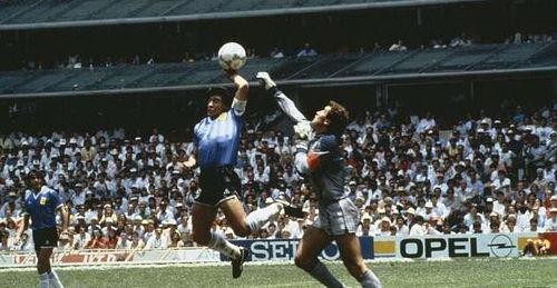 马拉多纳上帝之手视频,揭秘足球史上最具争议的瞬间