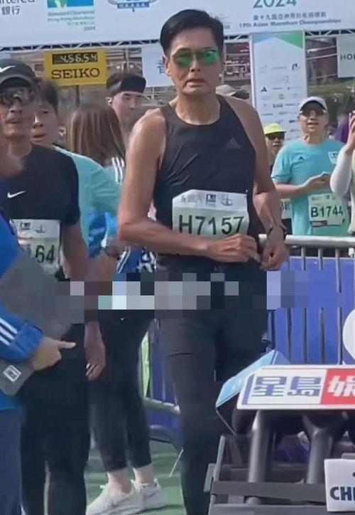 周润发跑步视频,展现不老传奇风采